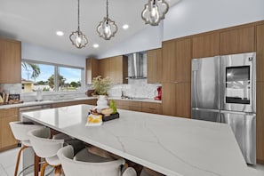 Geladeira, micro-ondas, fogão, cooktop