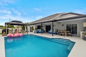 Outdoor pool - Chiquita's Sunset, a modern escape in Cape Coral (Cape Coral)