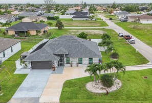 Exterior - Chiquita's Sunset, a modern escape in Cape Coral (Cape Coral)