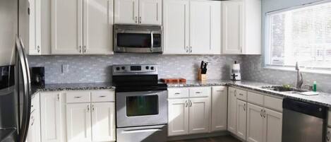 Køleskab, mikrobølgeovn, ovn, kogeplade