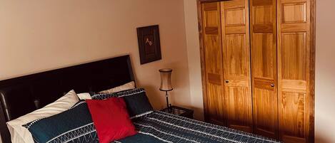 2 quartos, ferros/tábuas de passar roupa, Wi-Fi, roupa de cama