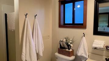 Secador de pelo, toallas, jabón, papel higiénico