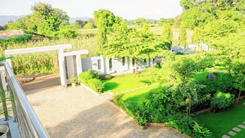 Quarto casal executivo, sacada, vista para o jardim | Vista da sacada