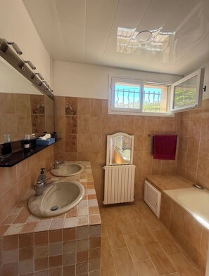 Shower, hair dryer, bidet, towels