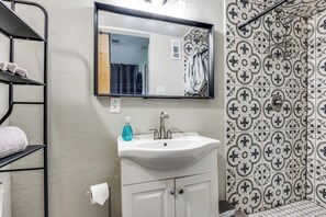 Regadera, secadora de cabello, toallas, jabón 