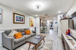 Smart TV, libros y monitor de computadora