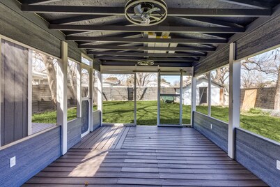 Charming Fort Worth Getaway • Sleeps 10 • Near TCU + Large Patio & Yard