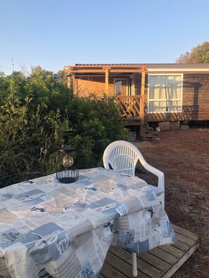 Asuntovaunu, 1 makuuhuone, parveke | Ulkoruokailutilat