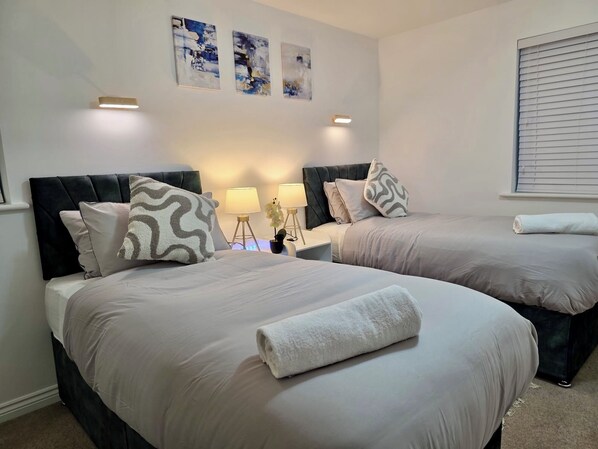 3 slaapkamers, een strijkplank/strijkijzer, reisbedje, gratis wifi