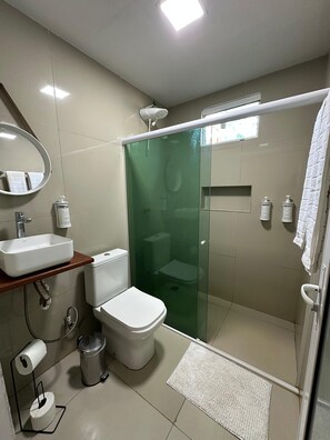 Standard Quadruple Room | Bathroom