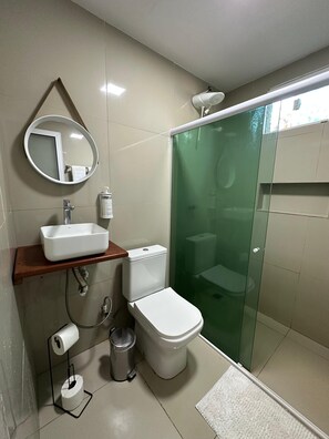 Standard Quadruple Room | Bathroom