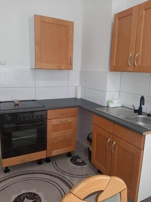 Kjøleskap, mikrobølgeovn, ovn og kokeplater