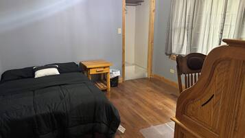 4 bedrooms, iron/ironing board, travel crib, free WiFi