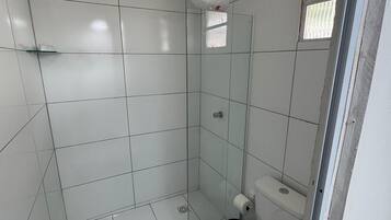 Chuveiro, toalhas de banho, papel higiênico