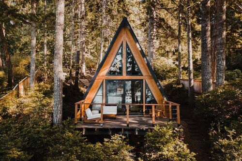 New! Cozy Waterfront A-Frame, Private Beach, Pet Friendly.