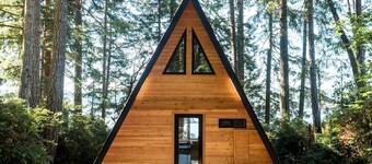 New! Cozy Waterfront A-Frame, Private Beach, Pet Friendly.