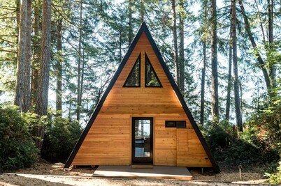 New! Cozy Waterfront A-Frame, Private Beach, Pet Friendly.