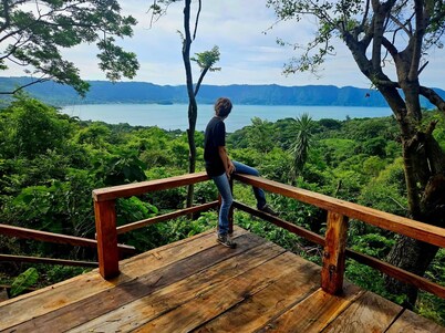 Cabin with beautiful view of Coatepeque Lake, Santa Ana to relax, AC, hot water+