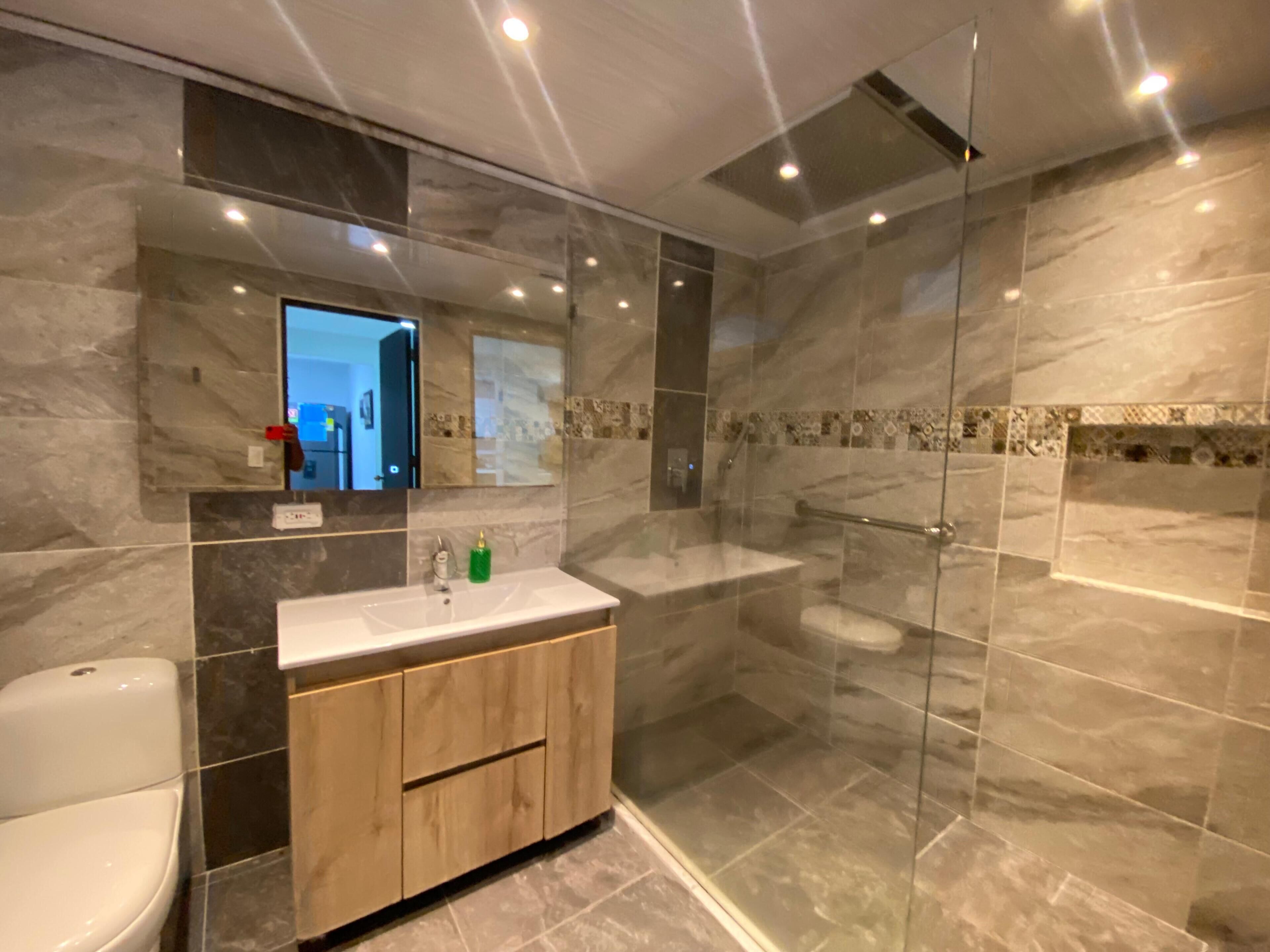 Dusche, Haartrockner, Handtücher, Toilettenpapier