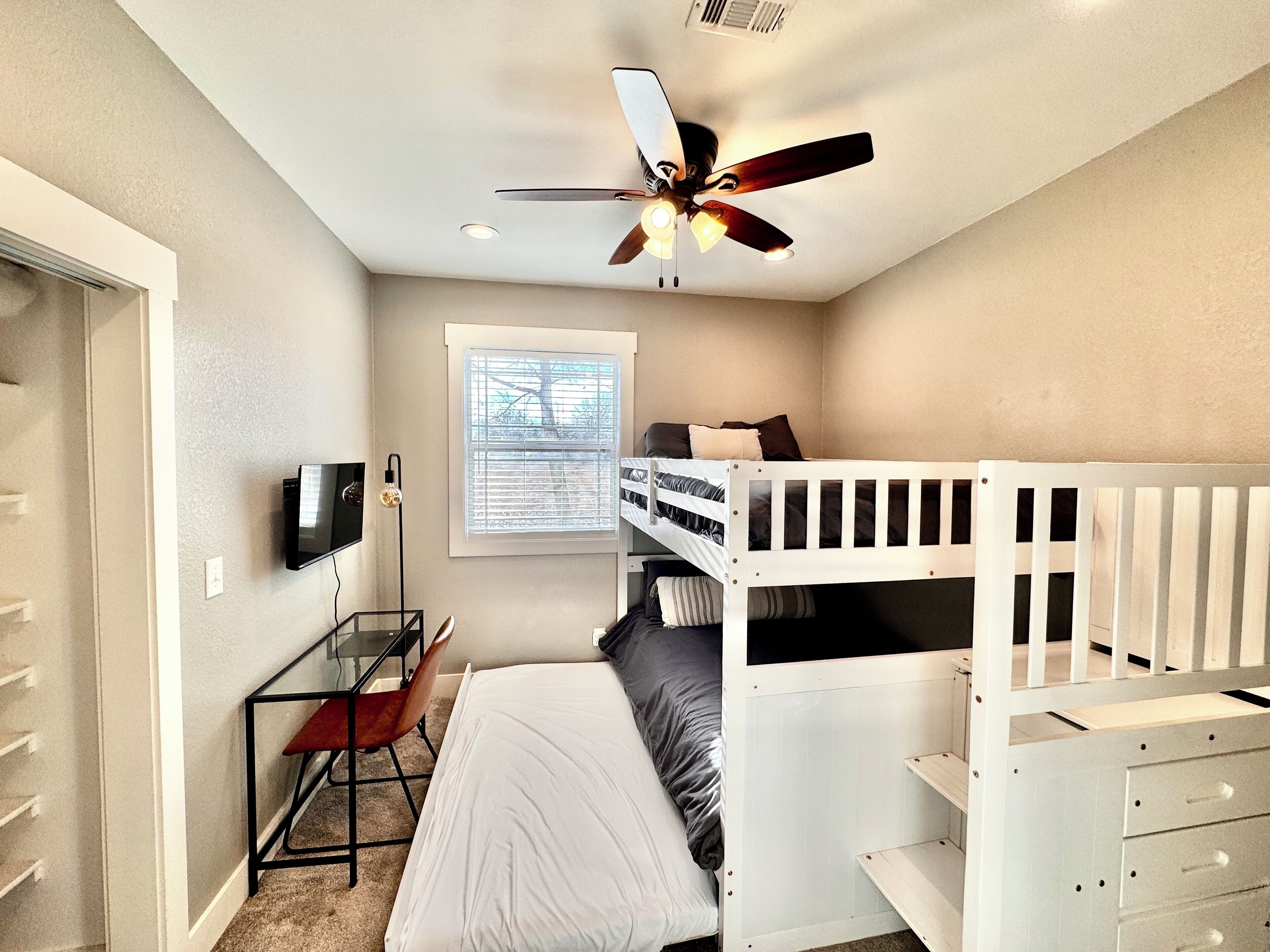 4 chambres, bureau, fer et planche à repasser, lit de bébé portatif