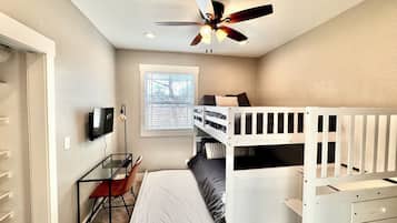 4 chambres, bureau, fer et planche à repasser, lit de bébé portatif