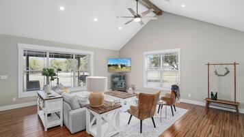 Smart TV, fireplace, video games, table tennis