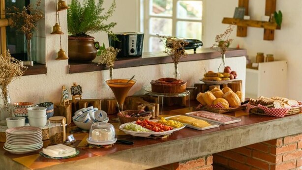 Un buffet de petit-déjeuner proposant une variété d'aliments et de plats.