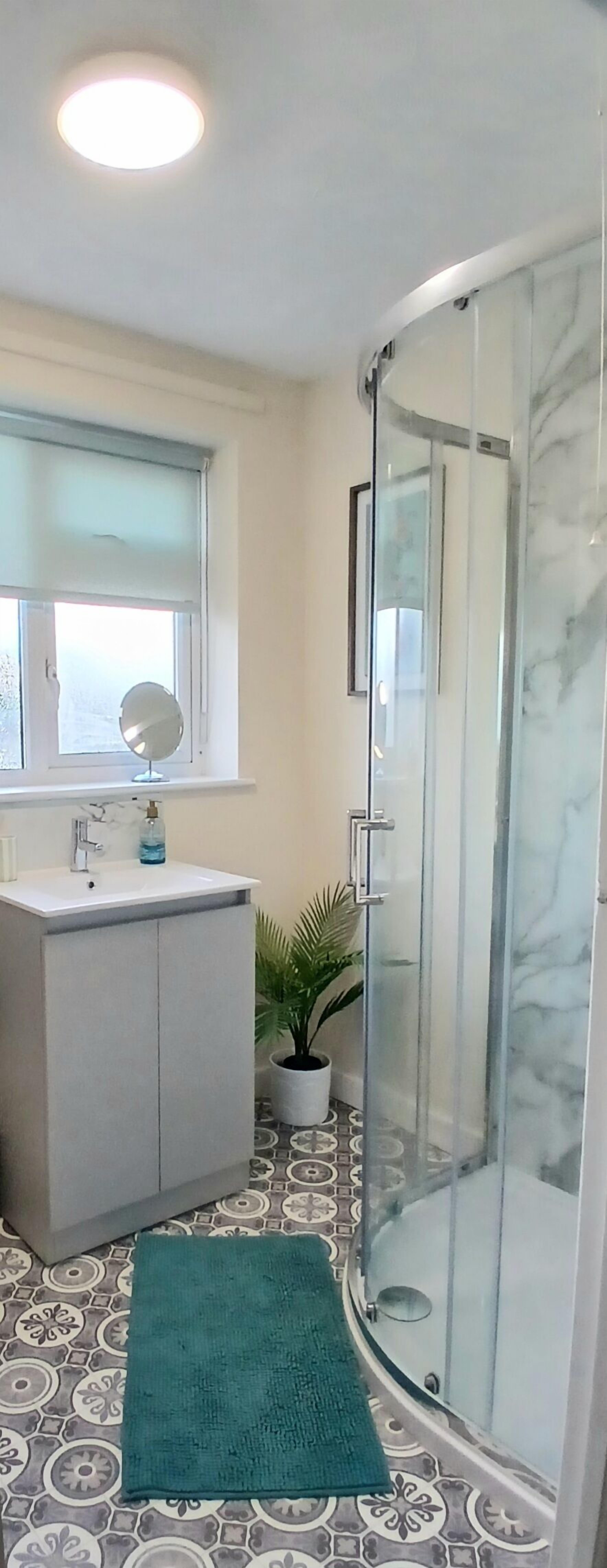 Shower, hair dryer, towels, shampoo