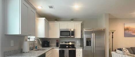 Réfrigérateur, four à micro-ondes, un four, surface de cuisson