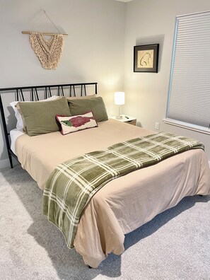 2 habitaciones, tabla de planchar con plancha, wifi y ropa de cama 