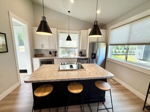 Microondas, horno, placa de cocina, lavavajillas