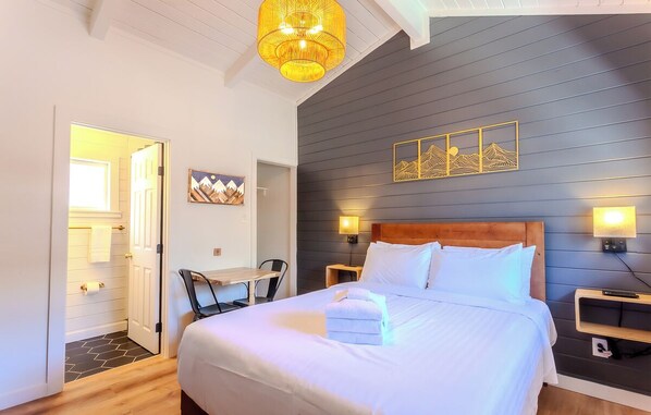 مكتب وواي فاي وملاءات أسرّة