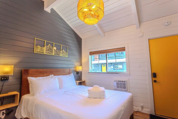 Desk, WiFi, bed sheets - Tahoe Mountain Inn #11 (SOUTH LAKE TAHOE)