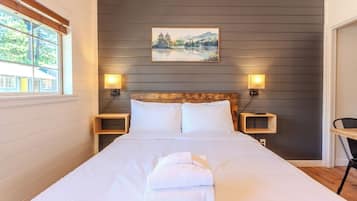 Desk, WiFi, bed sheets