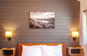 مكتب وواي فاي وملاءات أسرّة