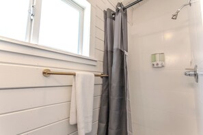 Een douche, een haardroger, handdoeken