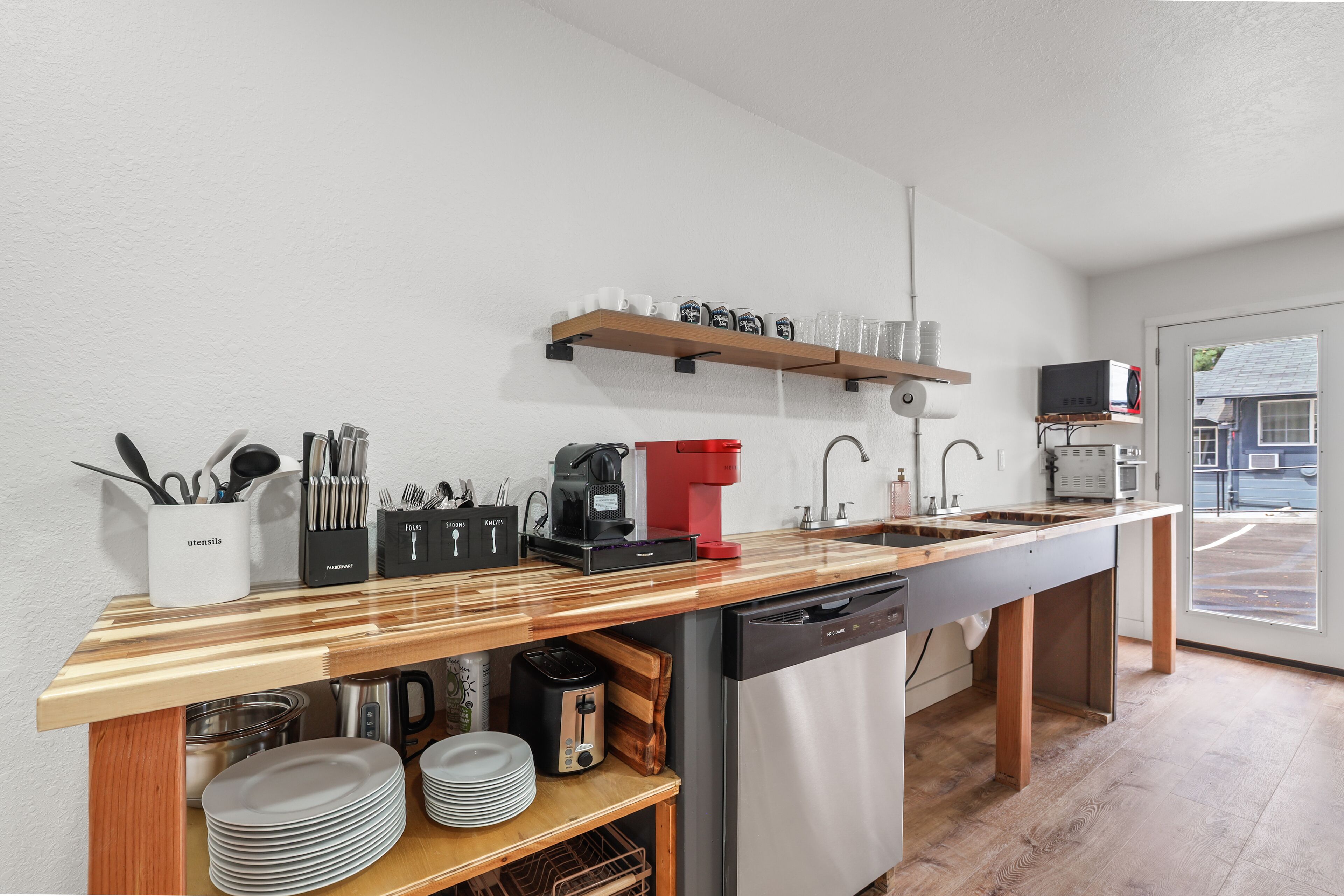 Coffee/tea maker, fridge, microwave, stovetop
