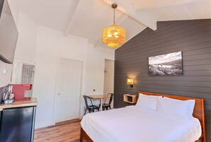 Escritorio, wifi y ropa de cama 