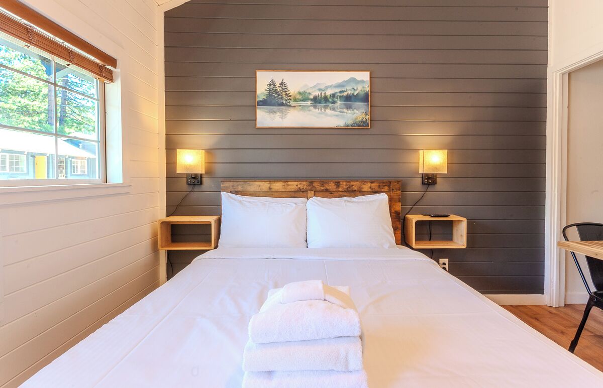 Desk, WiFi, bed sheets