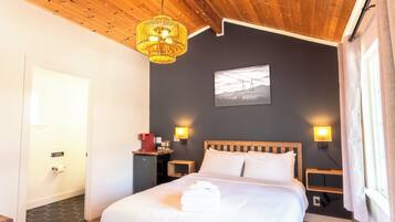 Desk, WiFi, bed sheets