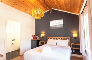 Desk, WiFi, bed sheets