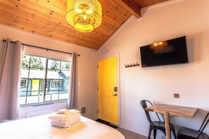 مكتب وواي فاي وملاءات أسرّة