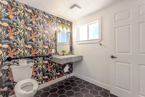 Douche, séchoir à cheveux, serviettes fournies