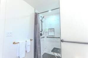 Een douche, een haardroger, handdoeken