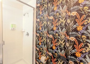 Douche, sèche-cheveux, serviettes fournies