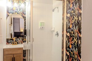 Dusche, Haartrockner, Handtücher