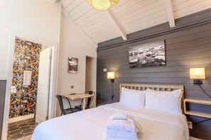 Desk, WiFi, bed sheets