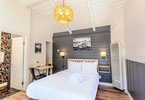 Escritorio, wifi, ropa de cama
