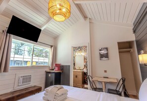 مكتب وواي فاي وملاءات أسرّة