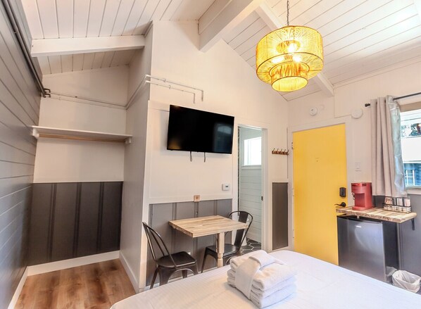 مكتب وواي فاي وملاءات أسرّة